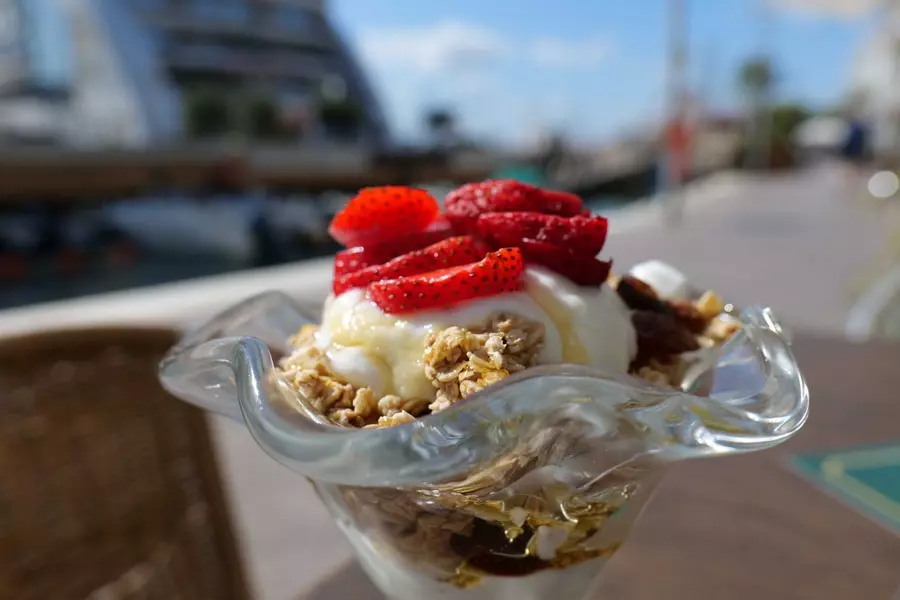 Breakfast granola with chopped fruit